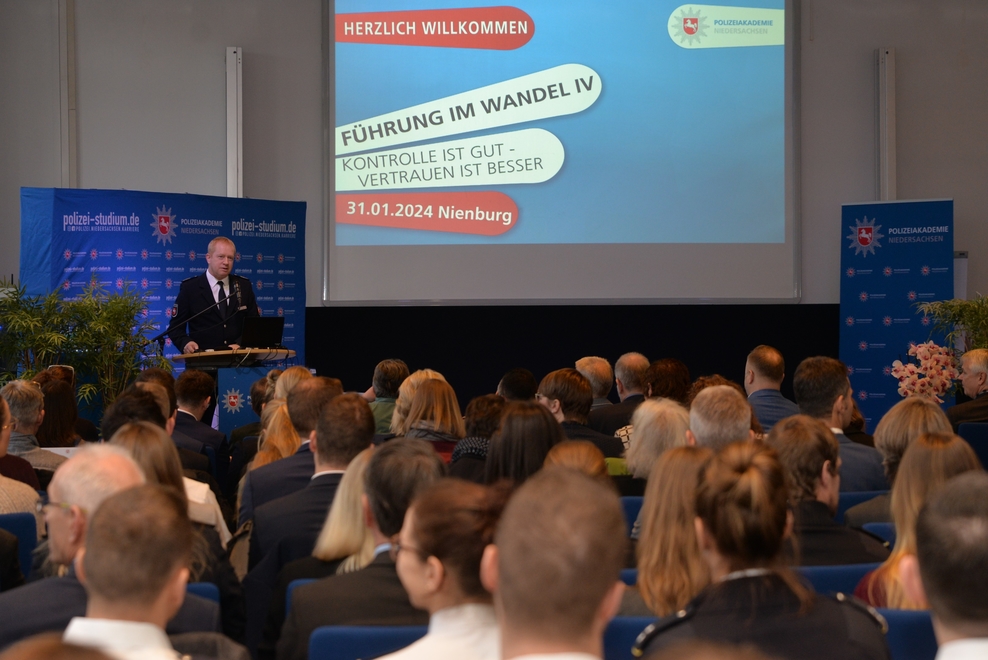 Begrüßte die zahlreichen Teilnehmenden zur mittlerweile vierten Veranstaltung der Reihe „Führung im Wandel“: Direktor der Polizeiakademie Niedersachsen Carsten Rose.