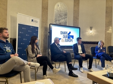 Eine Podiumsdiskussion mit (v.l.) Hendrik Michel, Tammy Sue Beister, Rainer Wieland und Dennis Lenhard rundete die Veranstaltung ab. Moderatorin war Vanessa Wahlig (rechts).