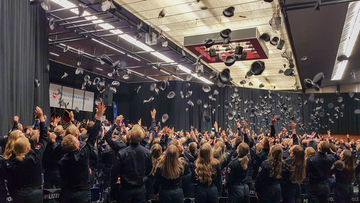Der traditionelle Mützenwurf symbolisiert den Abschluss des dreijährigen Bachelor-Studiums und den Übergang in den Polizeiberuf.