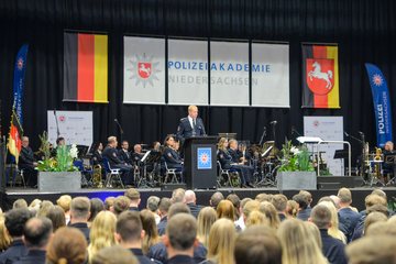 In seiner Rede hob der Direktor Carsten Rose hervor, wie stolz er auf die Absolventinnen und Absolventen ist.