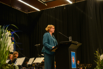 Die Niedersächsische Innenministerin Daniela Behrens betonte in Ihrer Rede die wichtige Rolle und hohe Verantwortung, die die Polizeikommissarinnen und -kommissare in der Gesellschaft einnehmen.