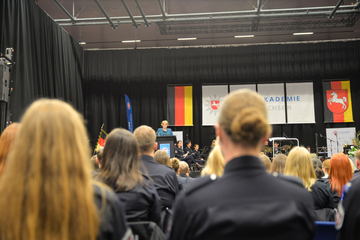 Die Niedersächsische Innenministerin Daniela Behrens weiß um die gute Ausbildung der Studierenden, wie sie in ihrer Rede unterstrich, und ist sich sicher, dass die Absolventinnen und Absolventen ihrer Aufgabe gegenüber der Gesellschaft gerecht werden.