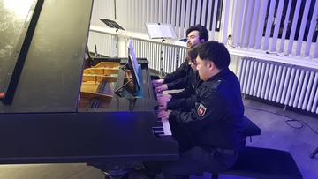 Eine besondere Überraschung war das letzte Lied des Abends, dass das Klarinettentrio gemeinsam am Klavier spielte.
