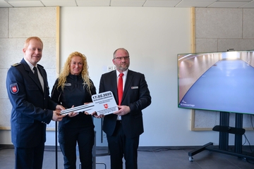 Die symbolische Schlüsselübergabe: Direktor der Polizeiakademie Niedersachsen, Carsten Rose (v.l.), Polizeihauptkommissarin Andrea Stemmer, Betreiberin der Raumschießanlage, und Marcus Rogge, Leiter des Staatlichen Baumanagements Südniedersa