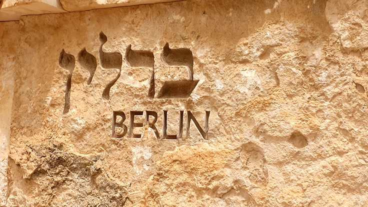 Gravur einer Gedenktafel am Beispiel von Berlin