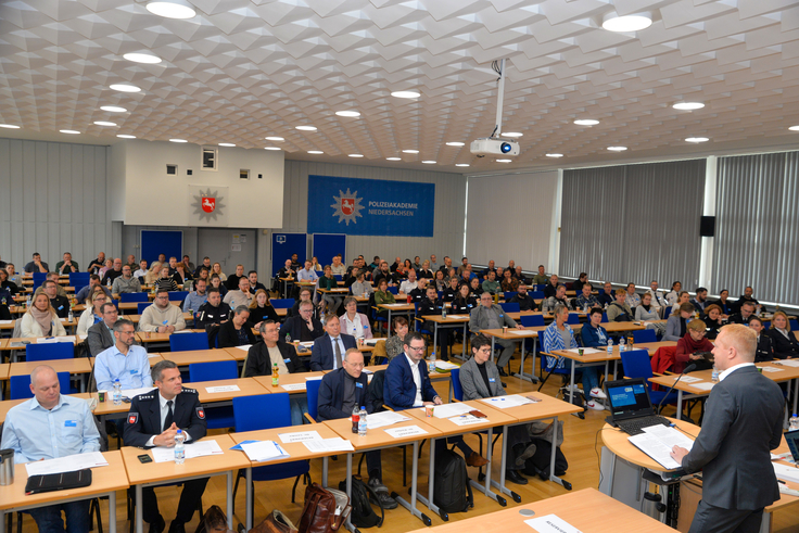 Begrüßt die zahlreich erschienen Teilnehmenden der Tagung „Psychisch erkrankte Personen im Kontakt mit Polizei: Fokus und Perspektiven“: Carsten Rose, Direktor der Polizeiakademie Niedersachsen.