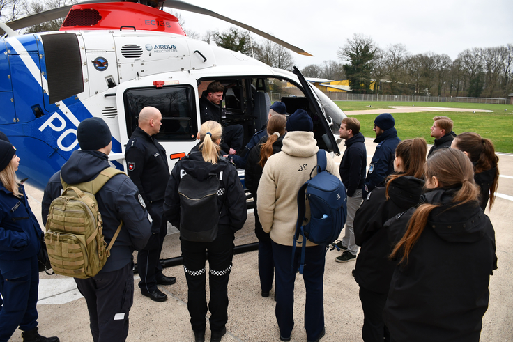 Der Polizeihubschrauber stieß auf großes Interesse bei den europäischen Polizeistudierenden.