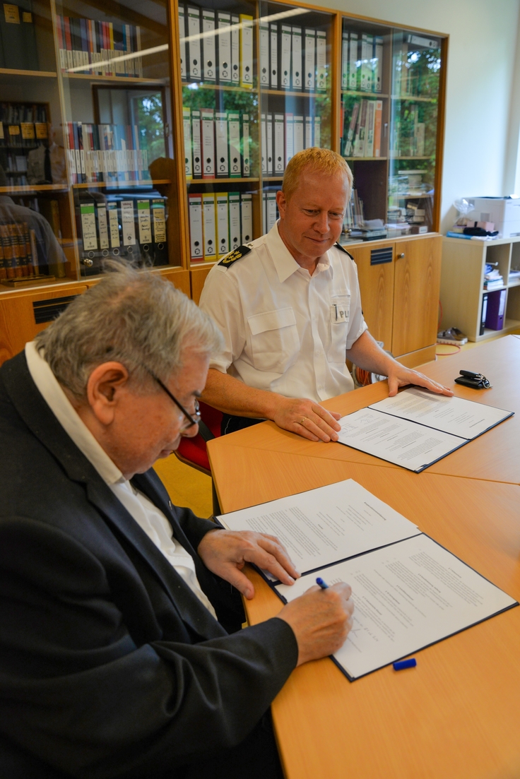 Foto 1: Unterzeichnen den Kooperationsvertrag: Akademiedirektor Carsten Rose (rechts) und der 1. Vorsitzende des Vereins Dokumentationsstelle Pulverfabrik Liebenau e. V. Walter Eisner.