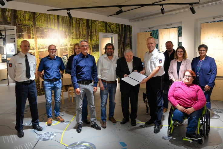 Mehrere Personen der Akademie, des Vereins und der Gedenk- und Bildungsstätte nahmen an der Unterzeichnung teil. Darunter Akademiedirektor Carsten Rose (Fünfter v. r.), 1. Vereinsvorsitzender Walter Eisner und der Leiter der Stätte Martin Guse.