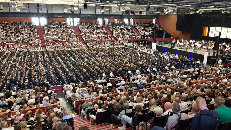 Neben den 984 Studierenden nahmen rund 3.100 Ehrengäste und Angehörige an der Vereidigung in der Swiss Life Hall in Hannover teil.