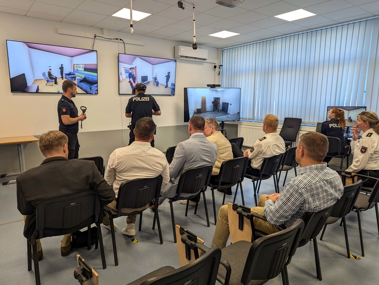 Dem Kommandanten und der Delegation wird der Einsatz der Virtual-Reality-Software im Studium und auch im Schusswaffeneinsatztraining vorgeführt.