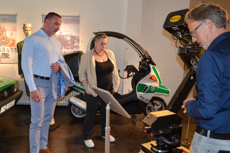 Dr. Dirk Götting (rechts), Leiter der Forschungsstelle für Polizei- und Demokratiegeschichte, führt die Delegation aus Niederschlesien durch das Polizeimuseum Niedersachsen.