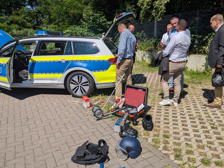 Zum Besuch an der Akademie gehört auch die Vorstellung der polizeilichen Einsatzmittel und eines voll ausgestatteten Streifenwagens.