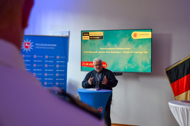 Matthias. Spöttel, Geschäftsführer des Weser-Aller-Bündnis: Engagiert für Demokratie & Zivilcourage (WABE e.V.) Schule ohne Rassismus Schule mit Courage