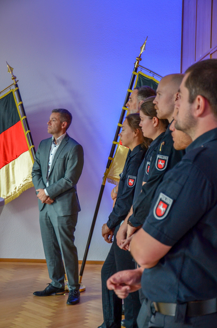 Übernimmt die Patenschaft des Netzwerkes "Schule ohne Rassismus – Schule mit Courage" für die Polizeiakademie Niedersachsen: MdL Deniz Kurku, niedersächsischer Landesbeauftragter für Migration und Teilhabe (links).