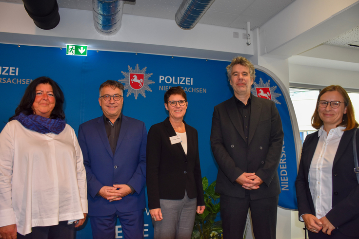 Dr. habil. Heike Matthias-Ripke (Mitte) mit den Referierenden (von links) Dr. Daniela Klimke, Leiterin des IKriS, Professor Dr. Dr. Eric Hilgendorf, Dr. Thomas Galli und Richterin am OLG Celle Dr. Jana Zapf.