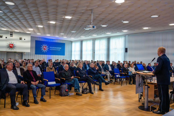 Direktor der Polizeiakademie Niedersachsen, Carsten Rose, begrüßt die zahlreichen Gäste am Studienort Hann. Münden.