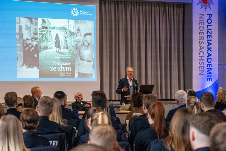 Dr. Dirk Götting, Leiter der Forschungsstelle für Polizei- und Demokratiegeschichte an der Polizeiakademie Niedersachsen hielt einen Vortrag über die Polizei im NS-Staat.