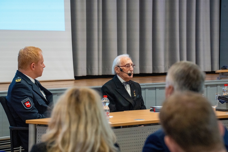 Der Holocaust-Überlebende Dr. Leon Weintraub erzählt seine emotionale Lebensgeschichte und richtet eine wichtige Botschaft an alle Anwesenden, besonders an die jungen Polizeikommissaranwärterinnen und -anwärter.