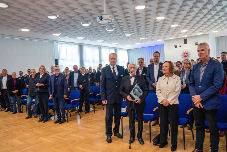 Dr. Leon Weintraub mit seiner Frau Evamaria Loose-Weintraub im Beisein von Akademiedirektor Carsten Rose und Präsident des Landespolizeipräsidiums im Niedersächsischen Ministerium für Inneres und Sport, Axel Brockmann, vor dem Publikum.