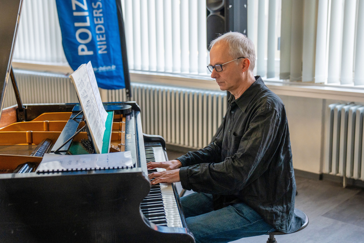 Die Veranstaltung wurde von musikalischen Darbietungen des Pianisten Roland Vossebrecker begleitet.