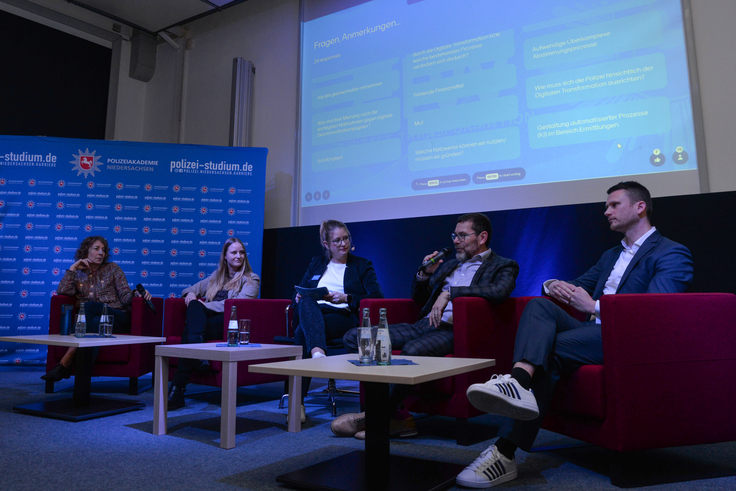 Führten eine Podiumsdiskussion (v.l.): Dr. Josephine Hofmann, Ronja Deegener, M.A., Moderatorin Anneke Thöle, Prof. Dr.-Ing. habil Sascha Stowasser, PD Till Maurer, M.A..