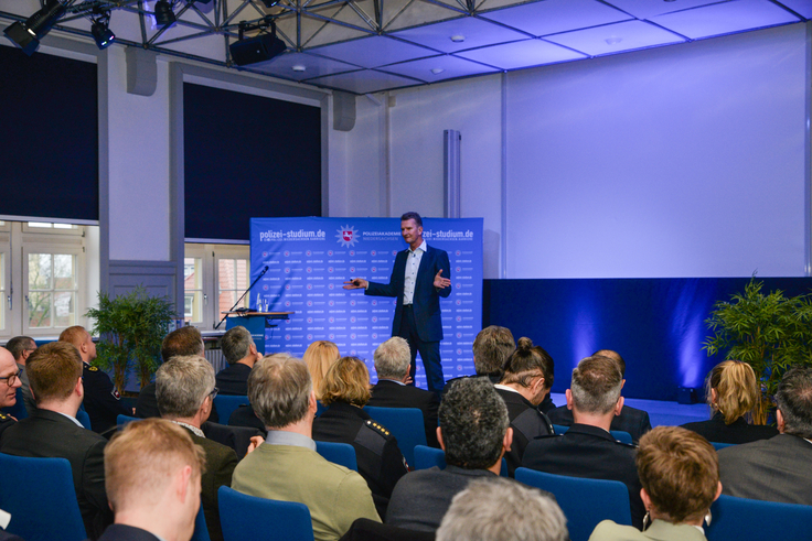 Hielt zum Abschluss seinen Vortrag „Lust am Machtverust“: Hon. Prof. Dr. Michael Groß.