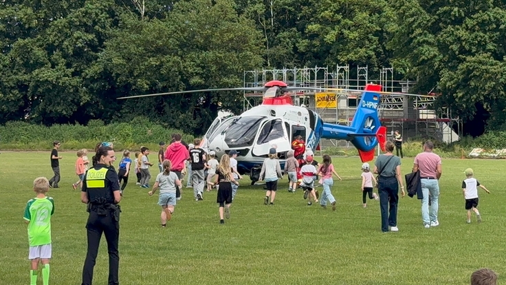 Polizeihubschrauber landet