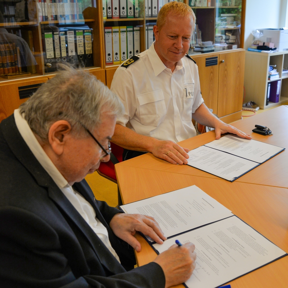 Foto 1: Unterzeichnen den Kooperationsvertrag: Akademiedirektor Carsten Rose (rechts) und der 1. Vorsitzende des Vereins Dokumentationsstelle Pulverfabrik Liebenau e. V. Walter Eisner.
