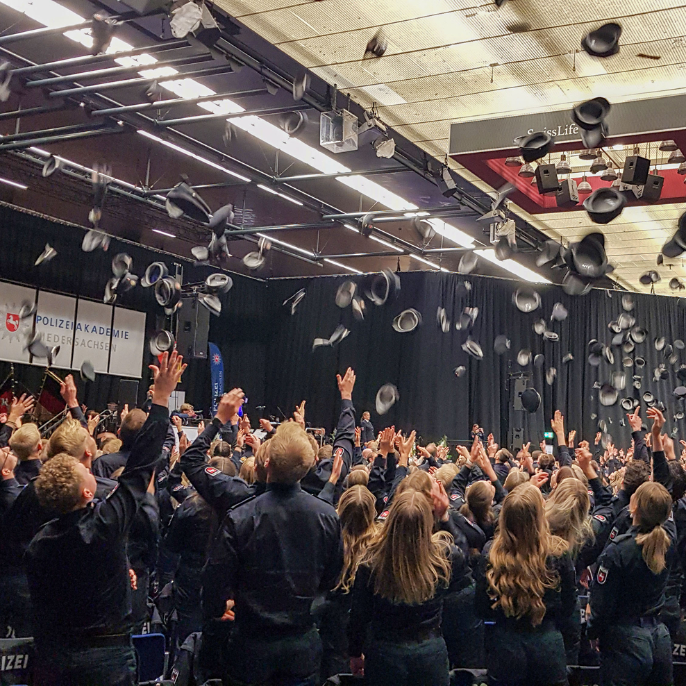 Der traditionelle Mützenwurf symbolisiert den Abschluss des dreijährigen Bachelor-Studiums und den Übergang in den Polizeiberuf.
