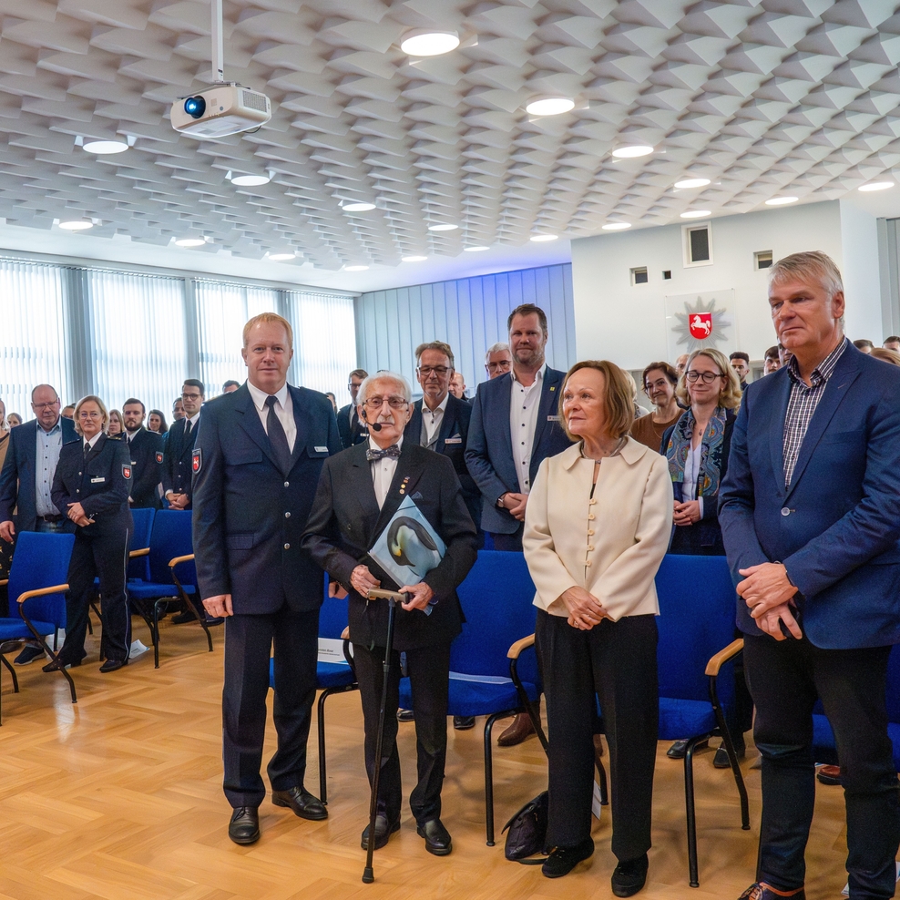 Dr. Leon Weintraub mit seiner Frau Evamaria Loose-Weintraub im Beisein von Akademiedirektor Carsten Rose und Präsident des Landespolizeipräsidiums im Niedersächsischen Ministerium für Inneres und Sport, Axel Brockmann, vor dem Publikum.