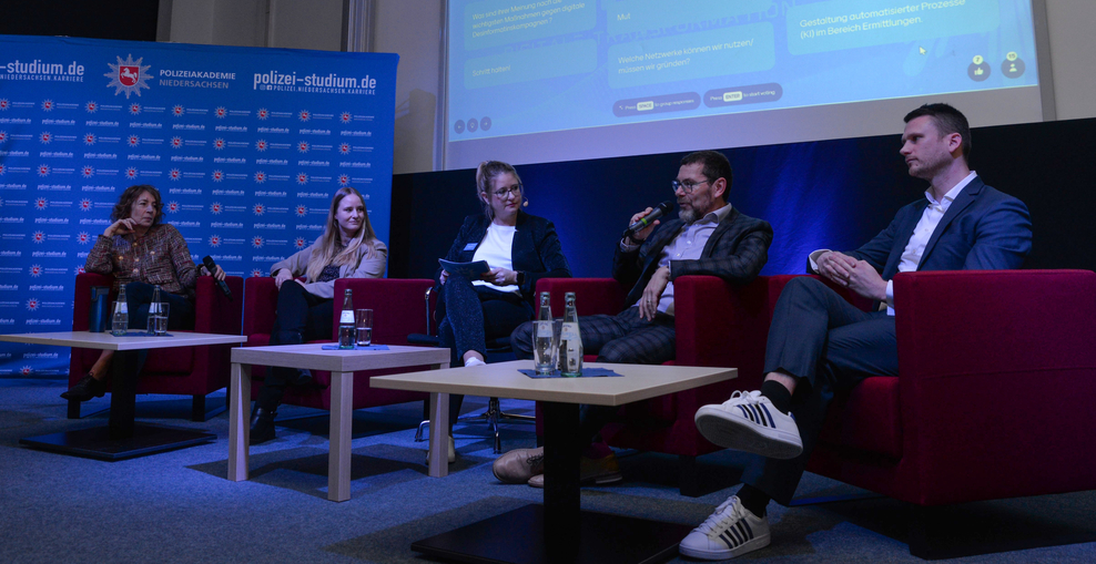 Führten eine Podiumsdiskussion (v.l.): Dr. Josephine Hofmann, Ronja Deegener, M.A., Prof. Dr.-Ing. habil Sascha Stowasser, PD Till Maurer, M.A.